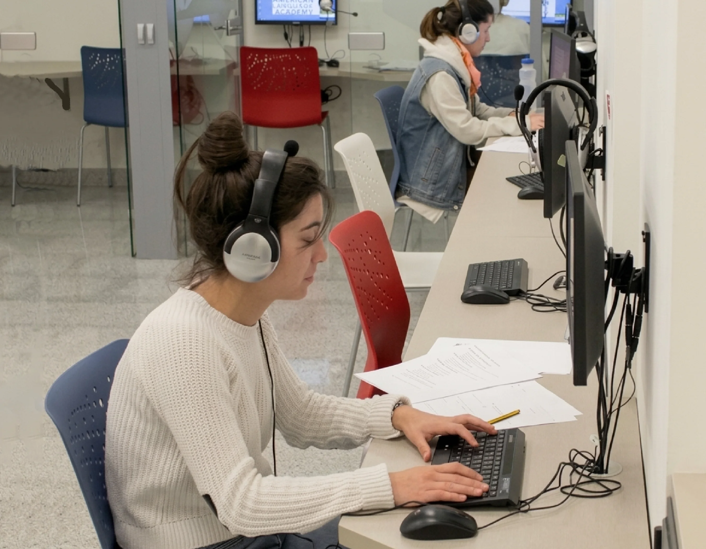 Aula del centro examinador TOEFL de Madrid con candidatas realizando la prueba