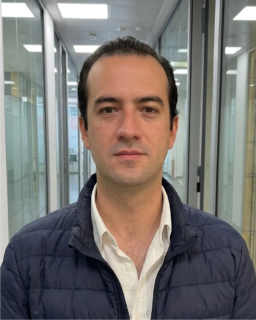 Enrique Queipo con una puntuación TOEFL de 117 puntos