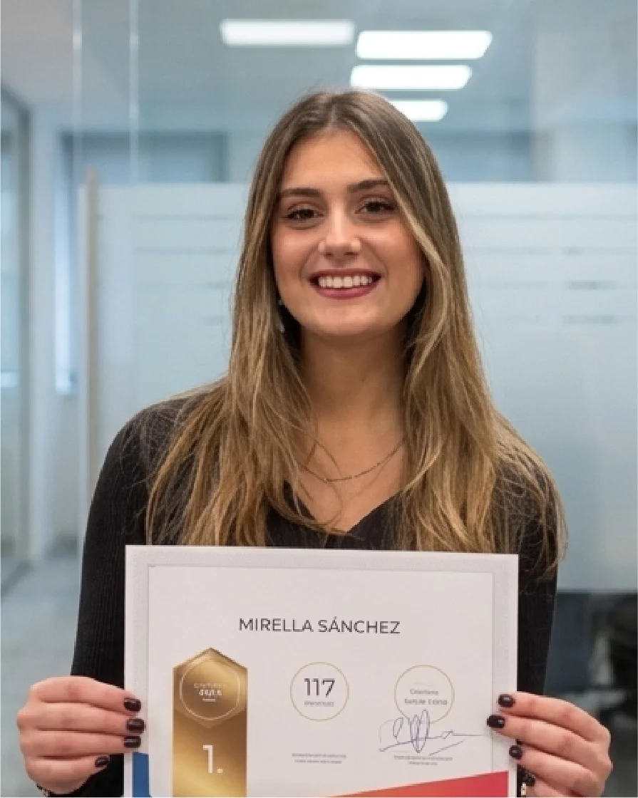 Mirella Sánchez con una puntuación TOEFL de 117 puntos